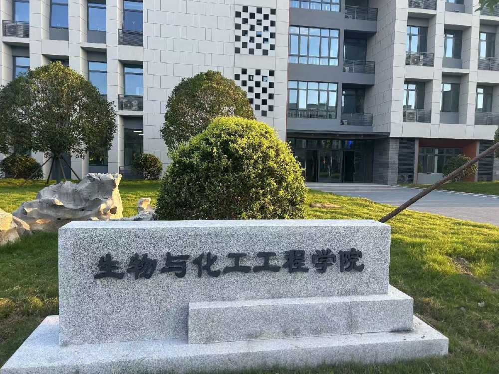 东宝区扬州职业大学体育场高杆灯项目